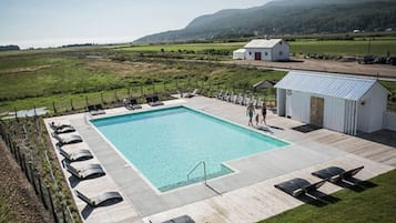 Seasonal outdoor pool, open 10:00 AM to 6:00 PM, sun loungers