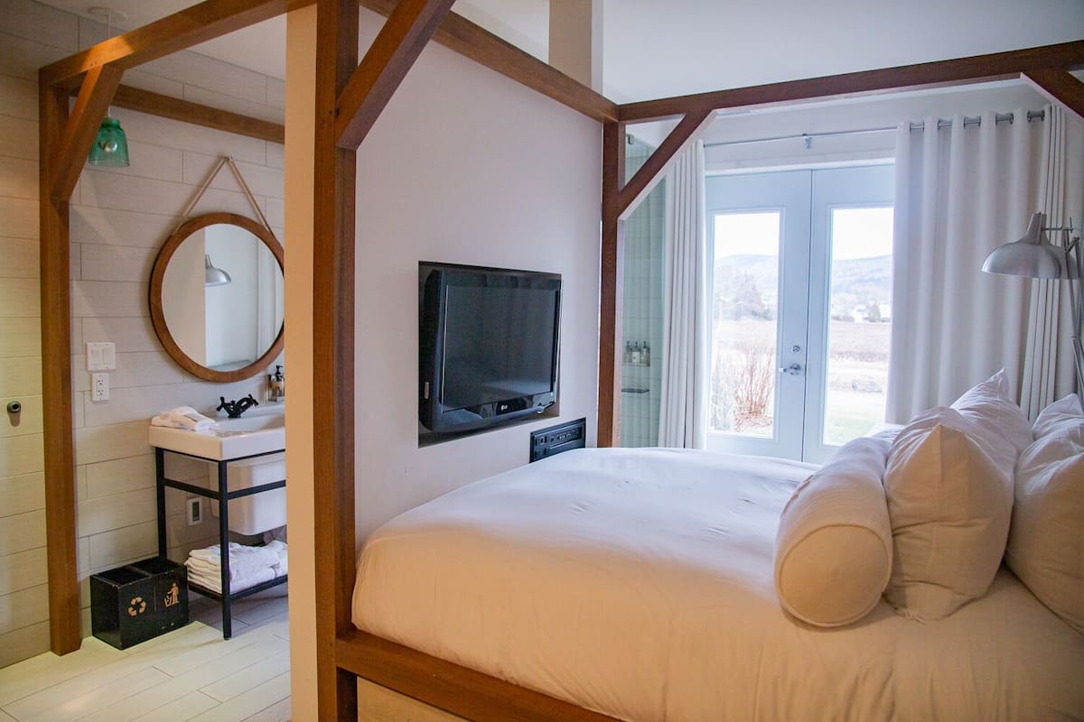 Classic Queen, Clos Building | 1 bedroom, premium bedding, down comforters, in-room safe