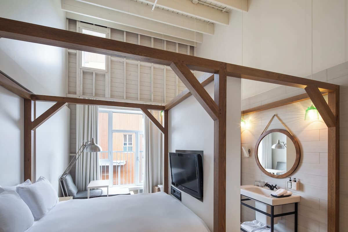 Classic Queen, Clos Building | Premium bedding, down comforters, in-room safe, desk