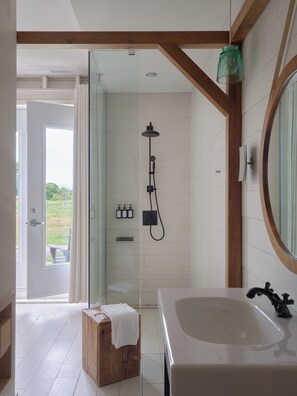 Habitación superior, 1 cama de matrimonio, vistas al jardín | Baño | Ducha y bañera combinadas y artículos de higiene personal gratuitos