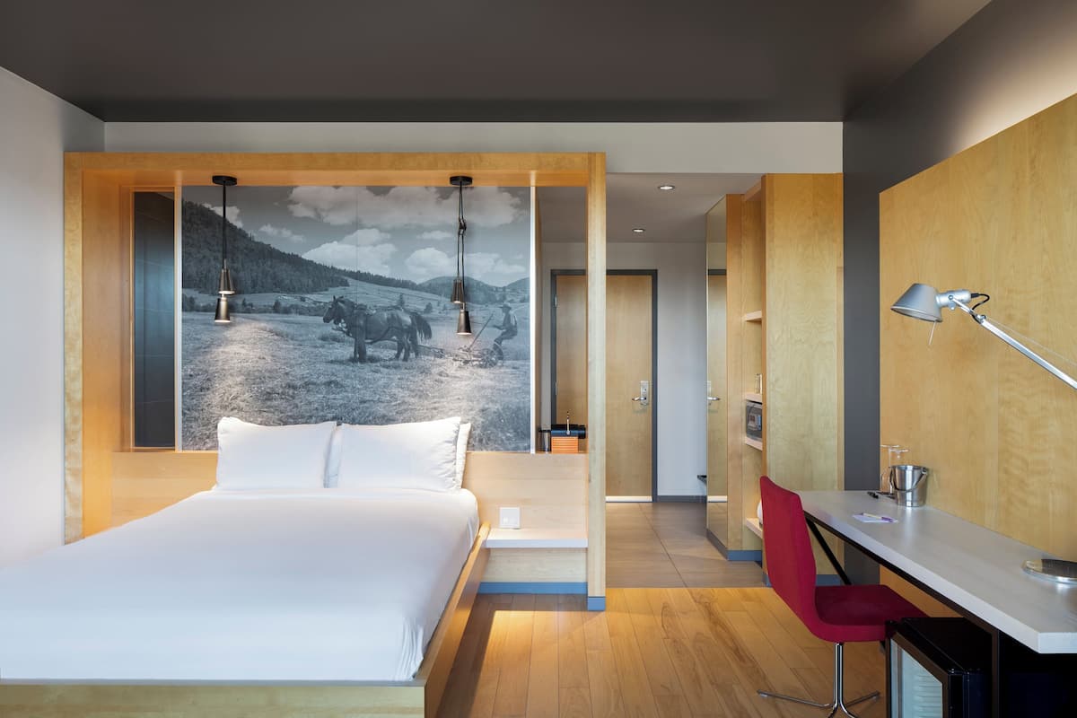 Classic Queen, Main Building | Premium bedding, down comforters, in-room safe, desk