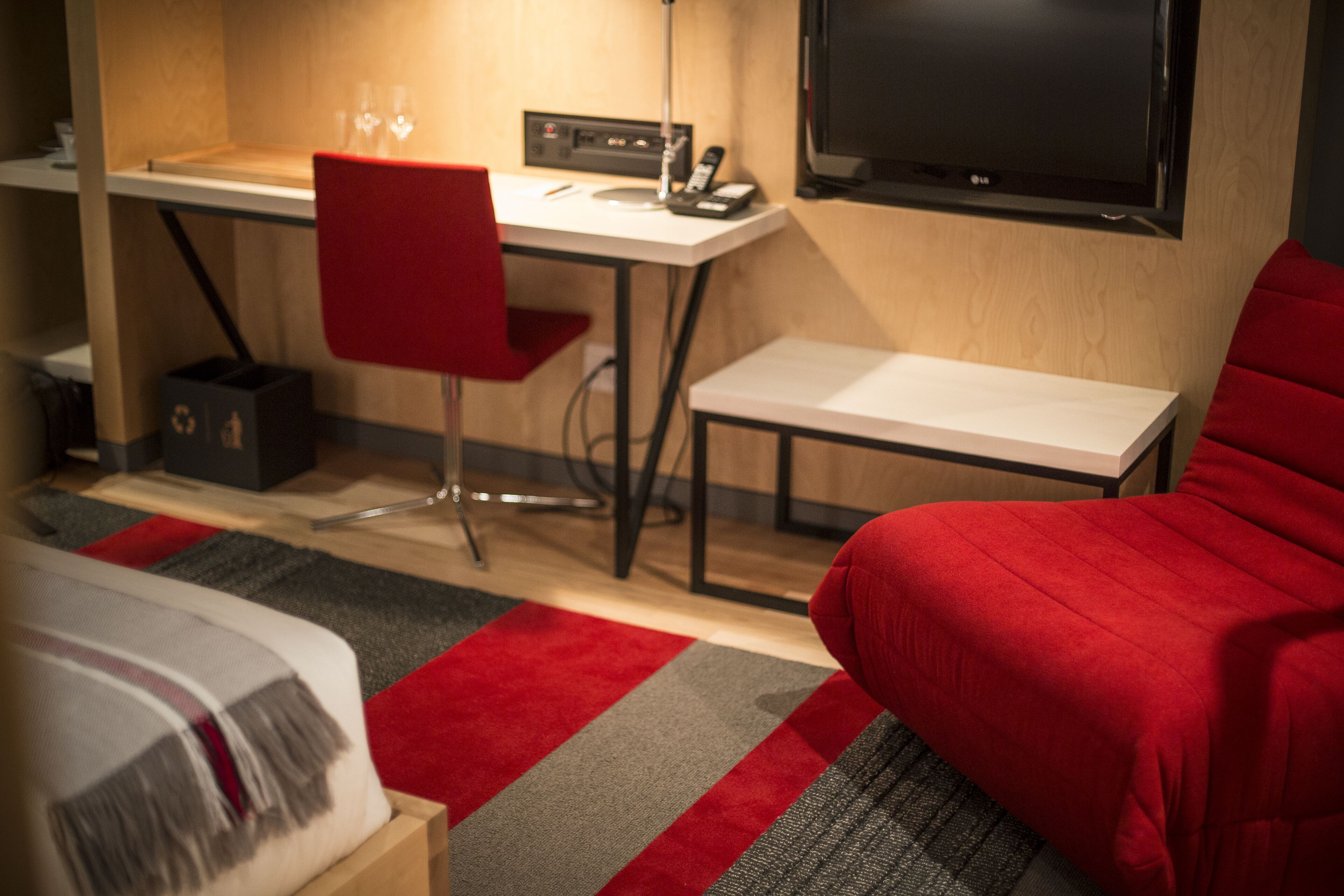 flat-screen tv, pay films