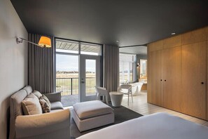 ห้องลักซ์ชัวรี่, เตียงคิงไซส์ 1 เตียง, วิวสวน | เครื่องนอนระดับพรีเมียม, ผ้านวมขนเป็ด, ตู้นิรภัยในห้องพัก, โต๊ะทำงาน