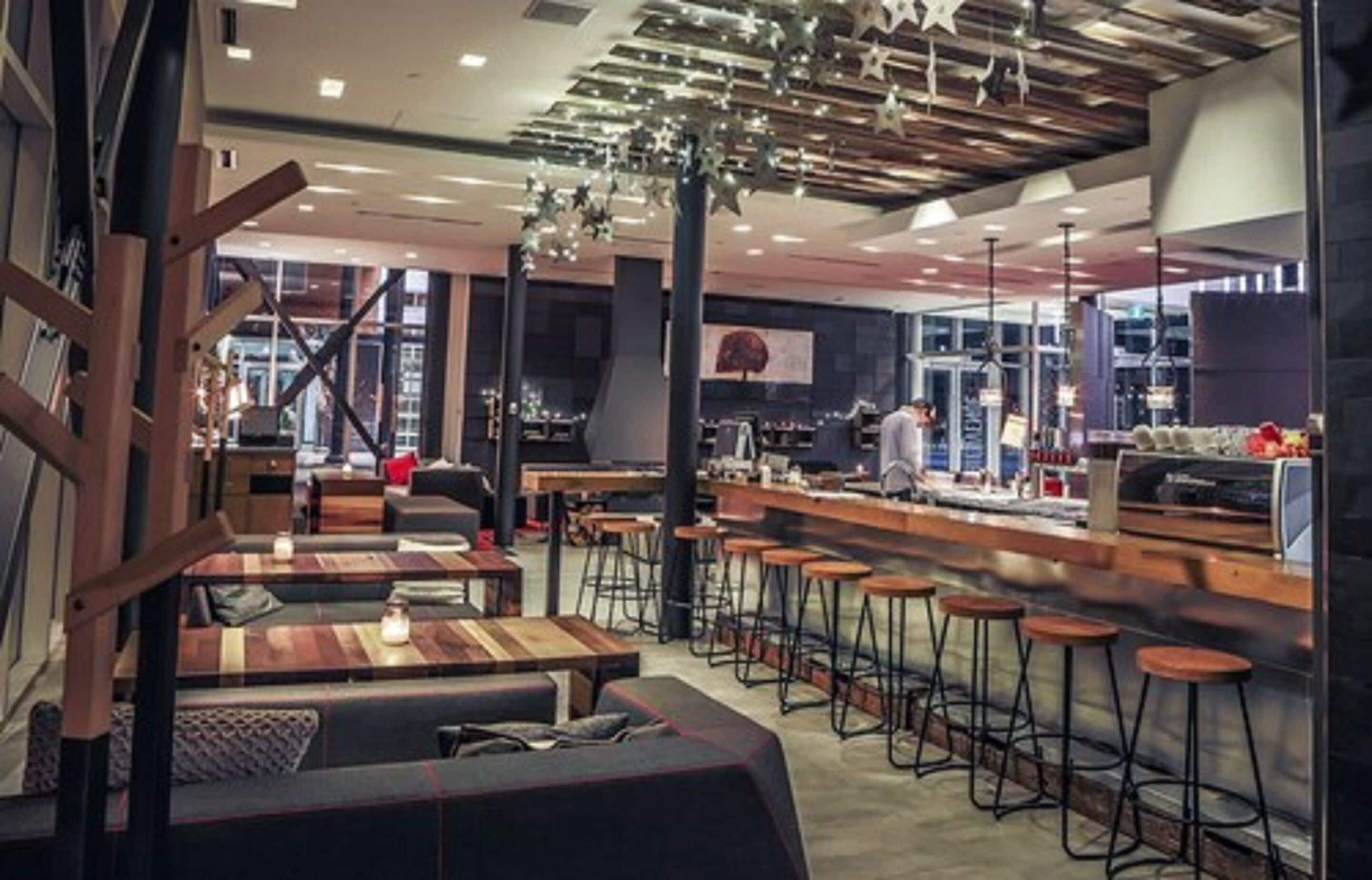 2 restaurants, breakfast served