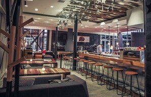 2 restaurantes; se sirven desayunos 