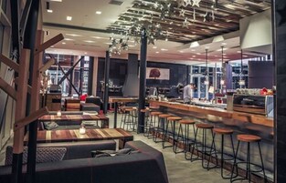 2 restaurantes, se sirve desayuno 