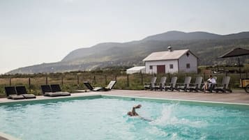 Alberca al aire libre por temporada y camastros
