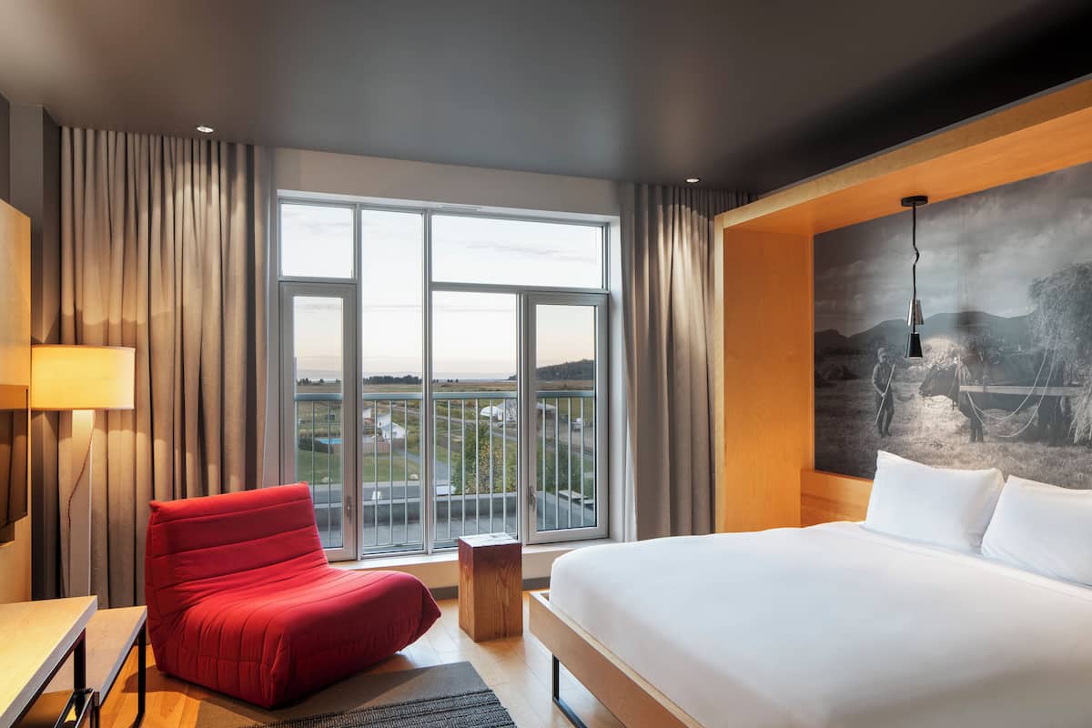 Classic King, Main Building | Premium bedding, down comforters, in-room safe, desk