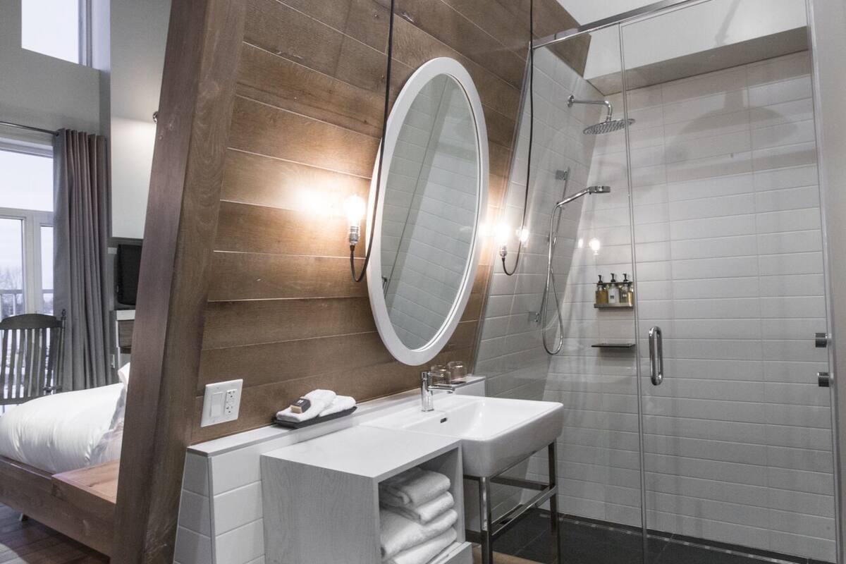 classic queen, bergerie building | bathroom | free toiletries, hair dryer, bathrobes, towels