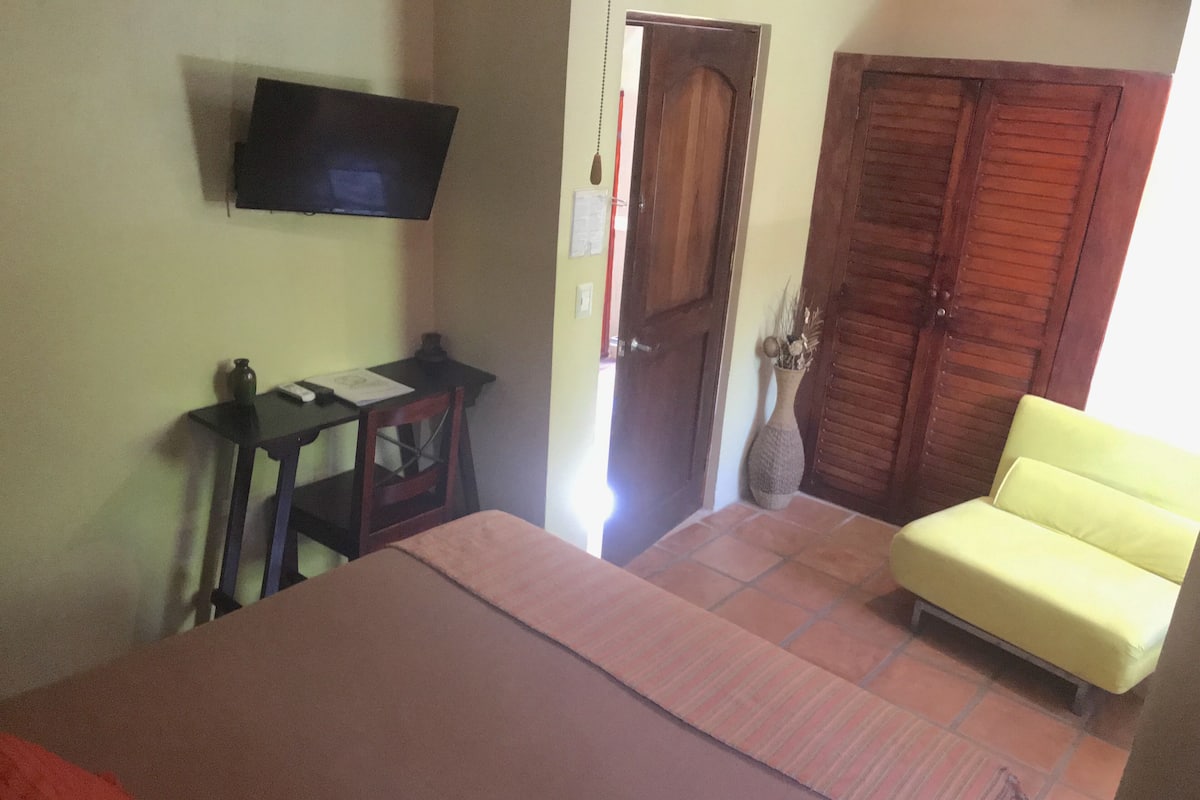 Standaard kamer, 1 queensize bed (Garden Parking View) | 1 slaapkamer, luxe beddengoed, een kluis op de kamer, een bureau
