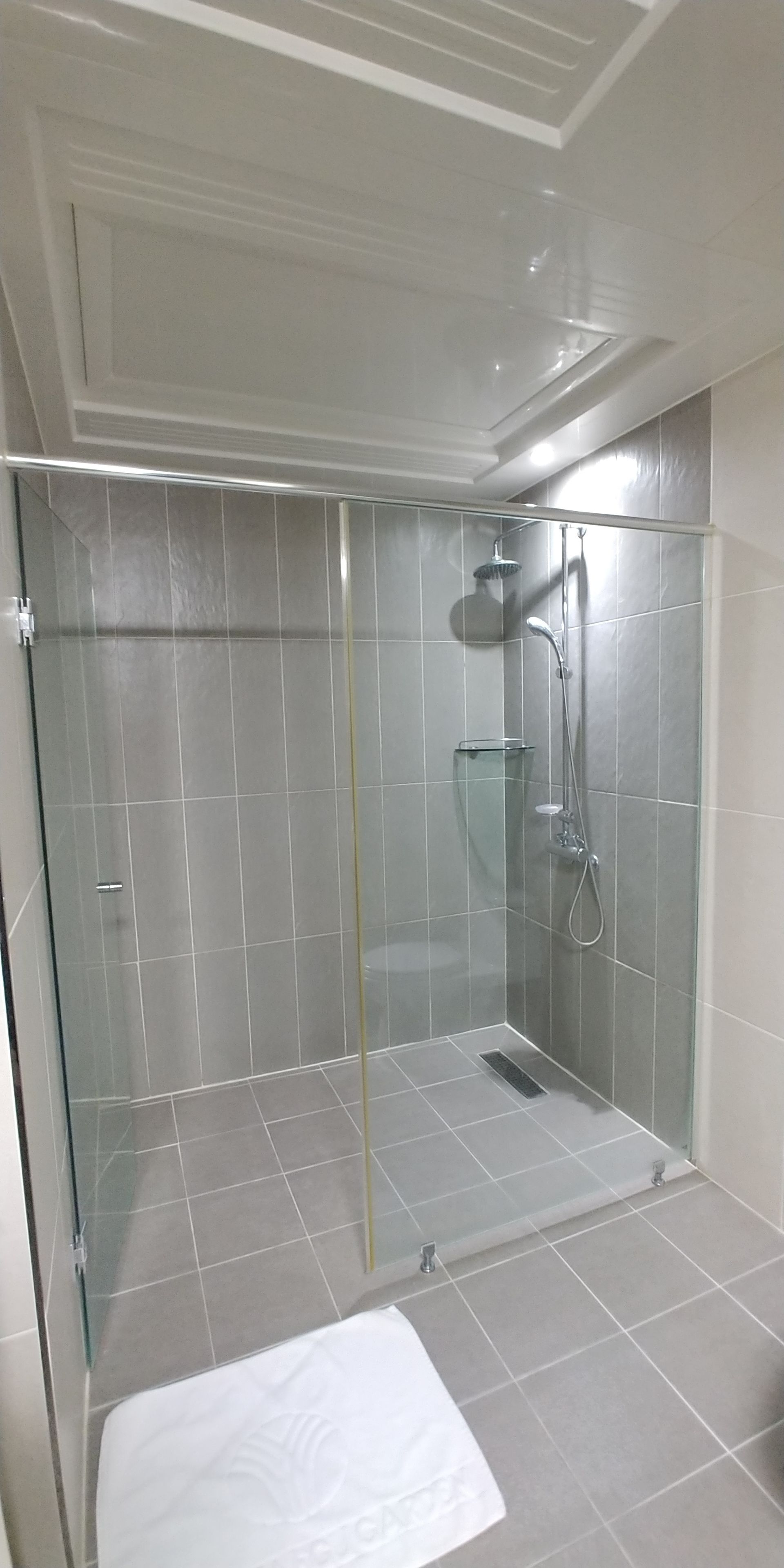 Suite | Bathroom | Shower, free toiletries, hair dryer, bathrobes