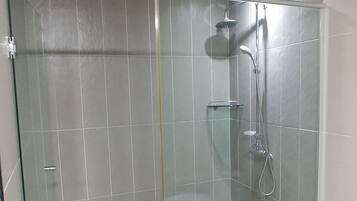 Suite | Bathroom | Shower, free toiletries, hair dryer, bathrobes