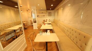 Daily cooked-to-order breakfast (THB 140 per person)