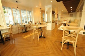 Phục vụ bữa sáng, bữa trưa, bữa tối, món Thái 
