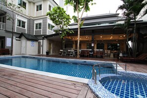 Hồ bơi ngoài trời