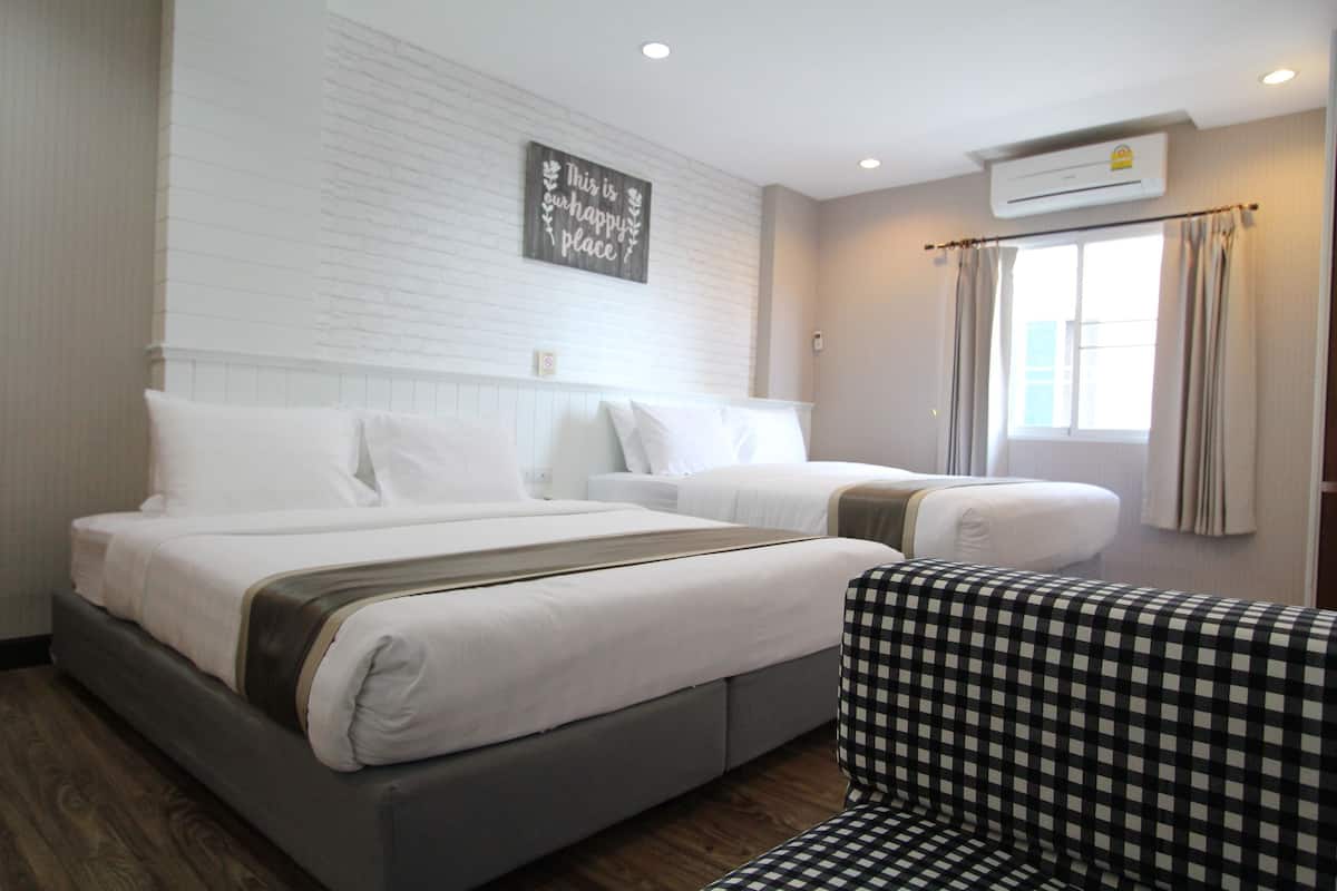 Family Quadruple Room, 2 Double Beds | 1 bedroom, free minibar, in-room safe, free cribs/infant beds