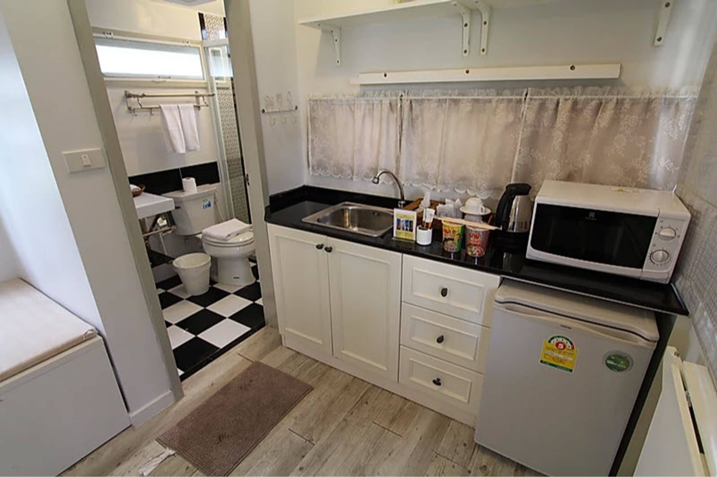 deluxe villa, 1 double bed, garden view | private kitchenette | fridge, microwave, electric kettle