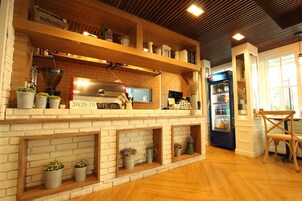 Breakfast, lunch, dinner served; Thai cuisine 