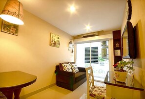 Executive-Suite, 1 Doppelbett | Wohnbereich | 32-Zoll-Flachbildfernseher mit Satellitenempfang, Fernseher