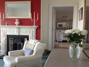 Lounge - Bassets House (Eastbourne)