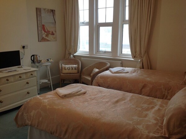 Standard Twin Room, Ensuite, Garden View (1st Floor) | 1 bedroom, WiFi (free) - Bassets House (Eastbourne)