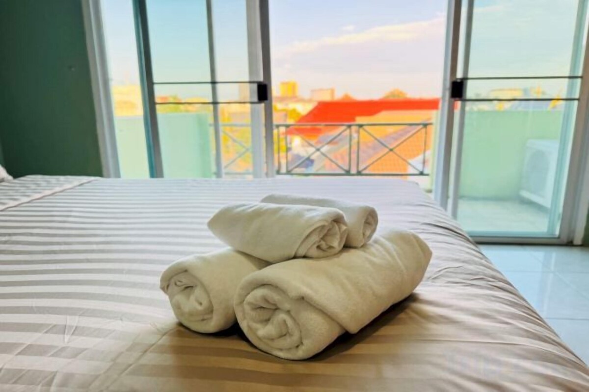 In-room safe, WiFi (free), bed sheets