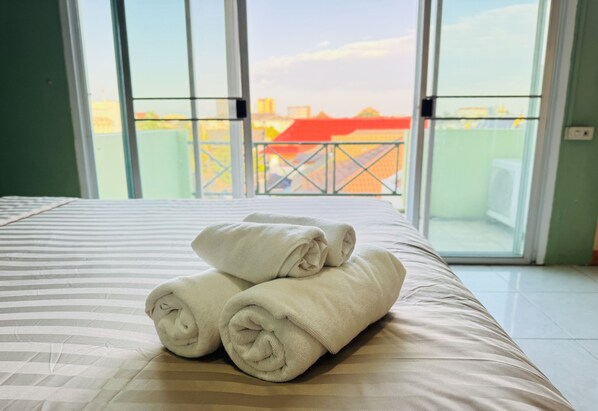 Superior Double Room | In-room safe, laptop workspace, free WiFi, bed sheets - Hotel O Bupatara Chiangmai (Chiang Mai)