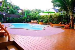 Outdoor pool - Hotel O Bupatara Chiangmai (Chiang Mai)