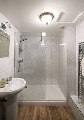 Superior Apartment, Ensuite (Hillview Sleeps 2) | Bathroom - Beachside Suites (Minehead)
