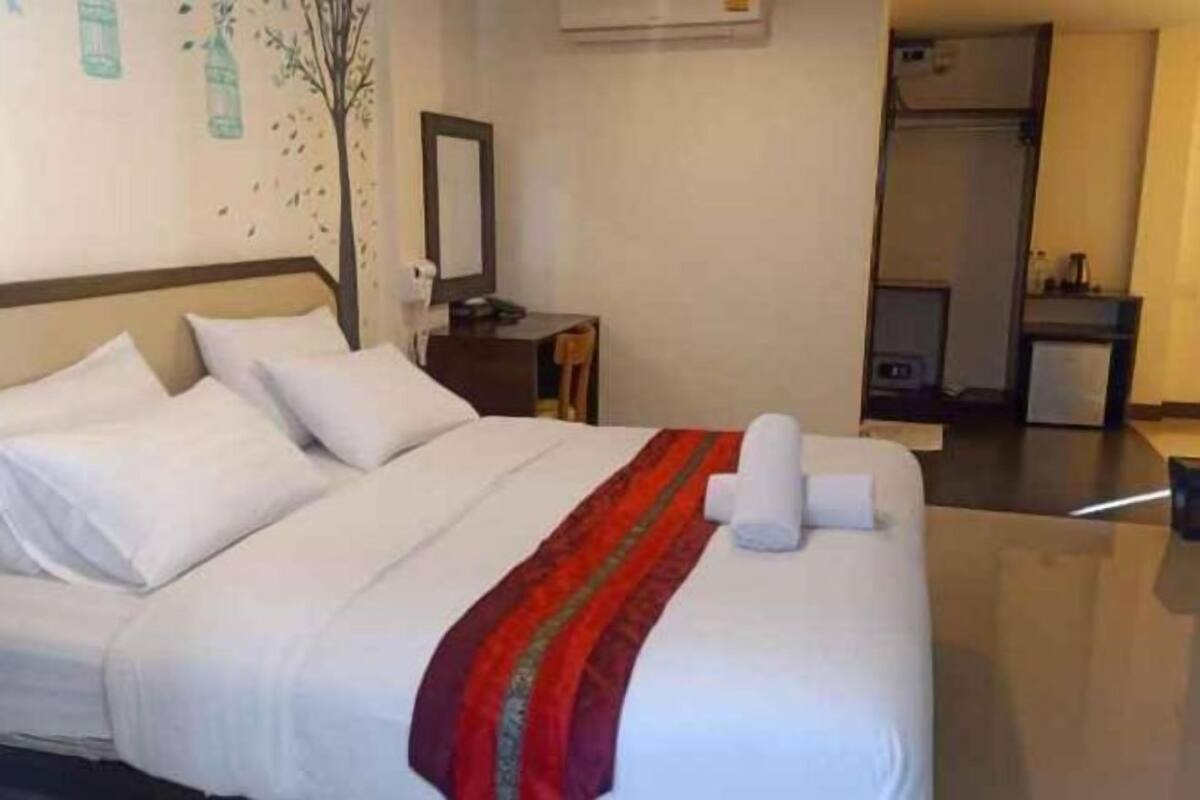 Escritorio, cortinas blackout, wifi gratis y ropa de cama