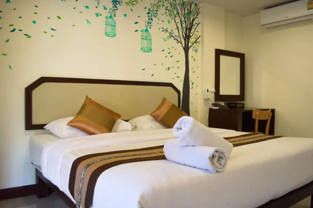 Family Room | Desk, blackout drapes, free WiFi, bed sheets
