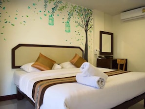 Escritorio, cortinas blackout, wifi gratis y ropa de cama