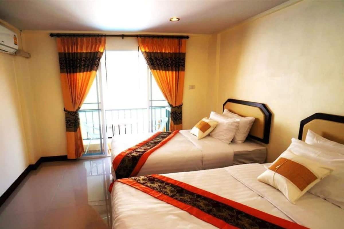 Deluxe Twin Room | Desk, blackout drapes, free WiFi, bed sheets