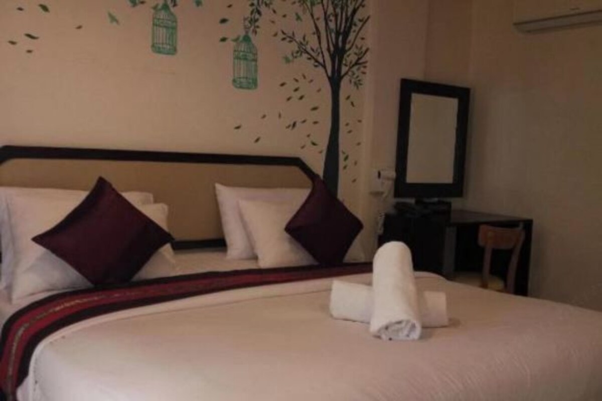 Desk, blackout drapes, WiFi (free), bed sheets