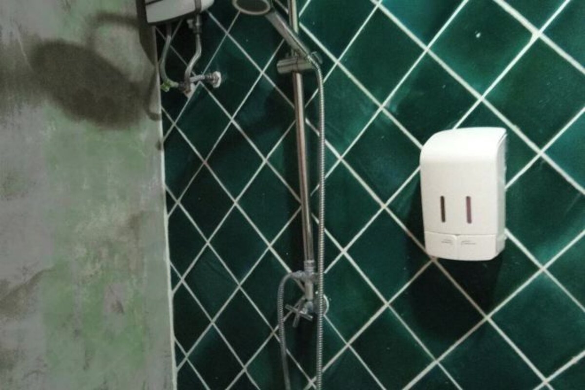 Bathroom | Shower, free toiletries, hair dryer, slippers