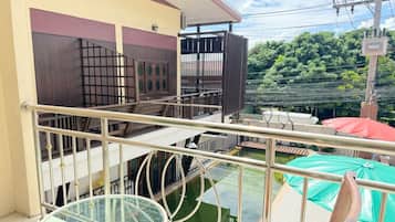 ห้องดีลักซ์, วิวสระว่ายน้ำ | 1 ห้องนอน, พื้นที่ทำงานแบบใช้แล็ปท็อป, Wi-Fi ฟรี, ผ้าปูที่นอน