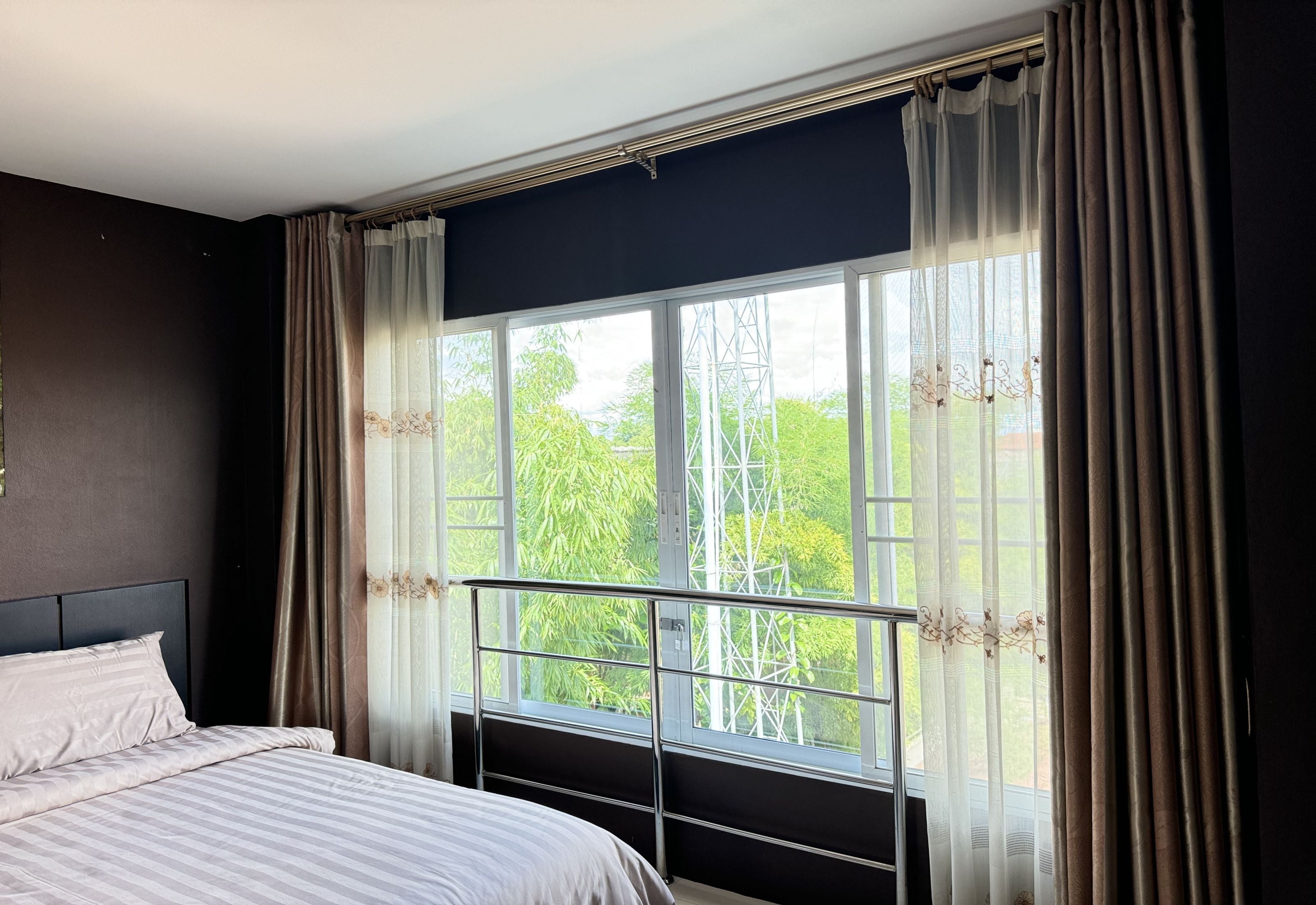 مساحة عمل للكمبيوتر المحمول وواي فاي مجانًا وملاءات أسرّة