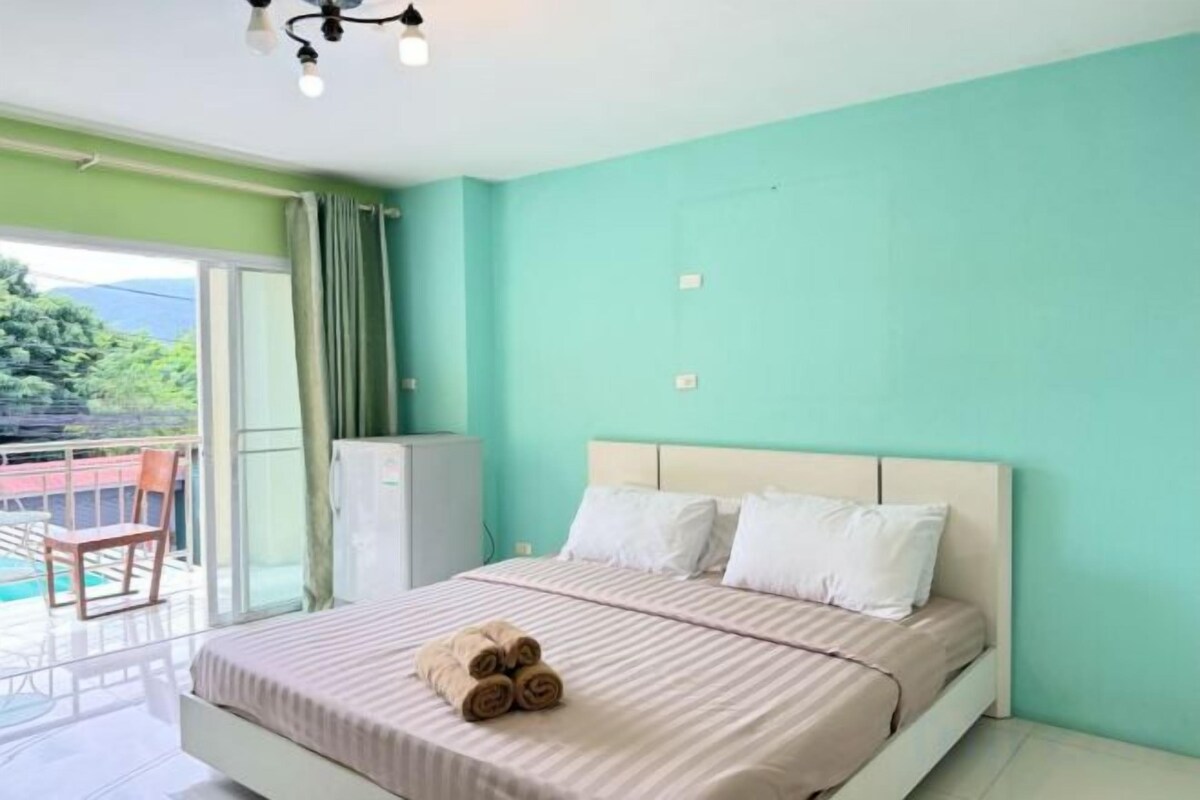 Desk, WiFi (free), bed sheets