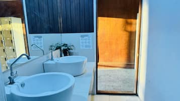 Dusche, kostenlose Toilettenartikel, Handtücher, Seife
