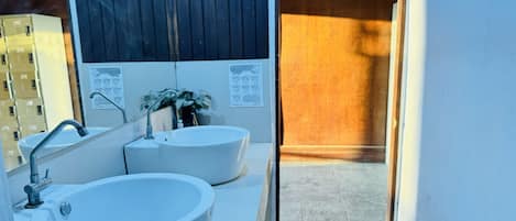 Ducha, artículos de tocador gratuitos, toallas, jabón