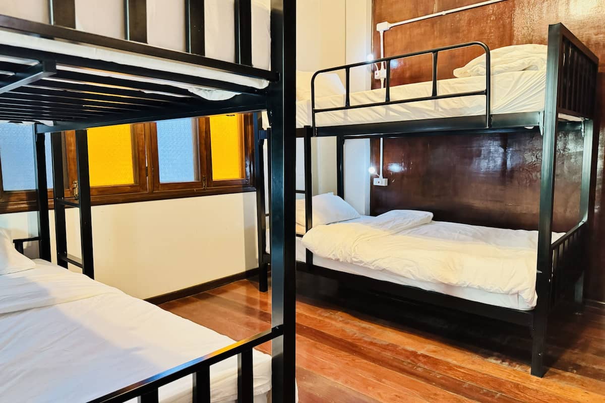Bed in 6-Bed Mixed Dorm Room | 1 bedroom, laptop workspace, free WiFi, bed sheets