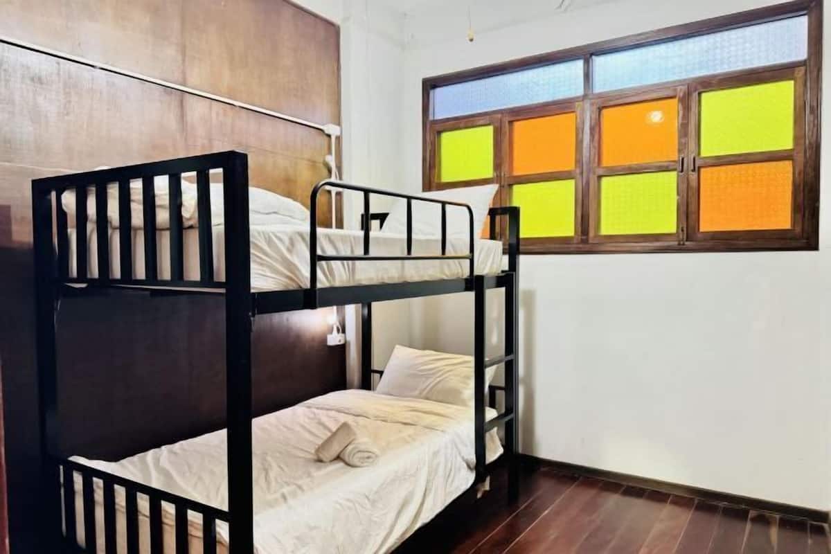 1 habitación, espacio para trabajar con laptop y wifi gratis
