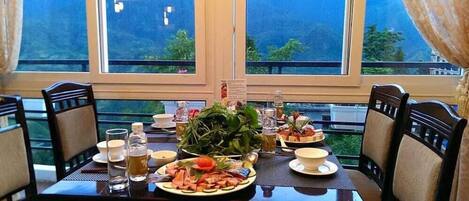 Breakfast, lunch, dinner served; international cuisine