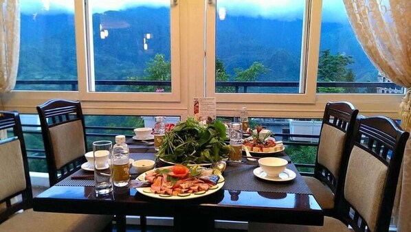 Breakfast, lunch, dinner served; international cuisine 