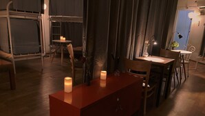 Felles sovesal, for menn og kvinner (10 guests, lower ground floor) | Lydisolert, strykejern/-brett, wi-fi (inkludert) og sengetøy