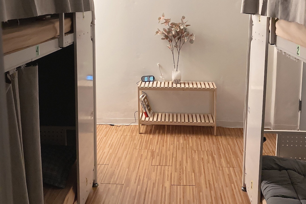 ห้องพักรวม, ผู้ชายเท่านั้น, ปลอดบุหรี่ (4 guests) | ห้องเก็บเสียง, เตารีด/โต๊ะรีดผ้า, Wi-Fi ฟรี, ผ้าปูที่นอน