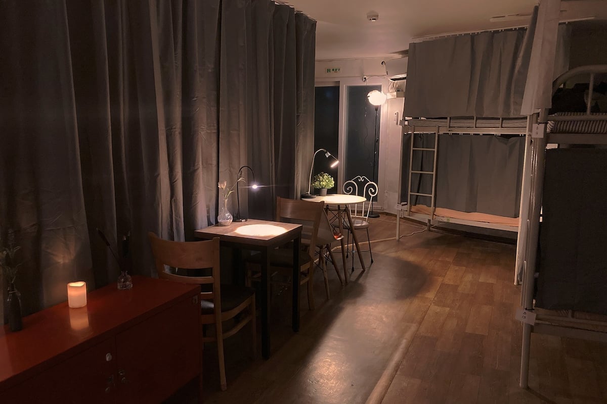 ห้องพักรวม, หอพักรวม (10 guests, lower ground floor) | ห้องเก็บเสียง, เตารีด/โต๊ะรีดผ้า, Wi-Fi ฟรี, ผ้าปูที่นอน