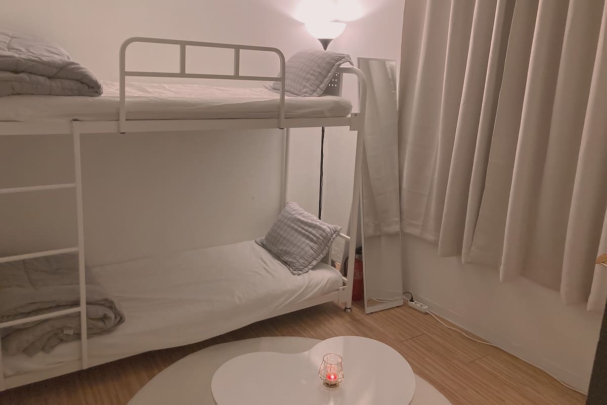   ห้องทวิน | ห้องเก็บเสียง, เตารีด/โต๊ะรีดผ้า, Wi-Fi ฟรี, ผ้าปูที่นอน
