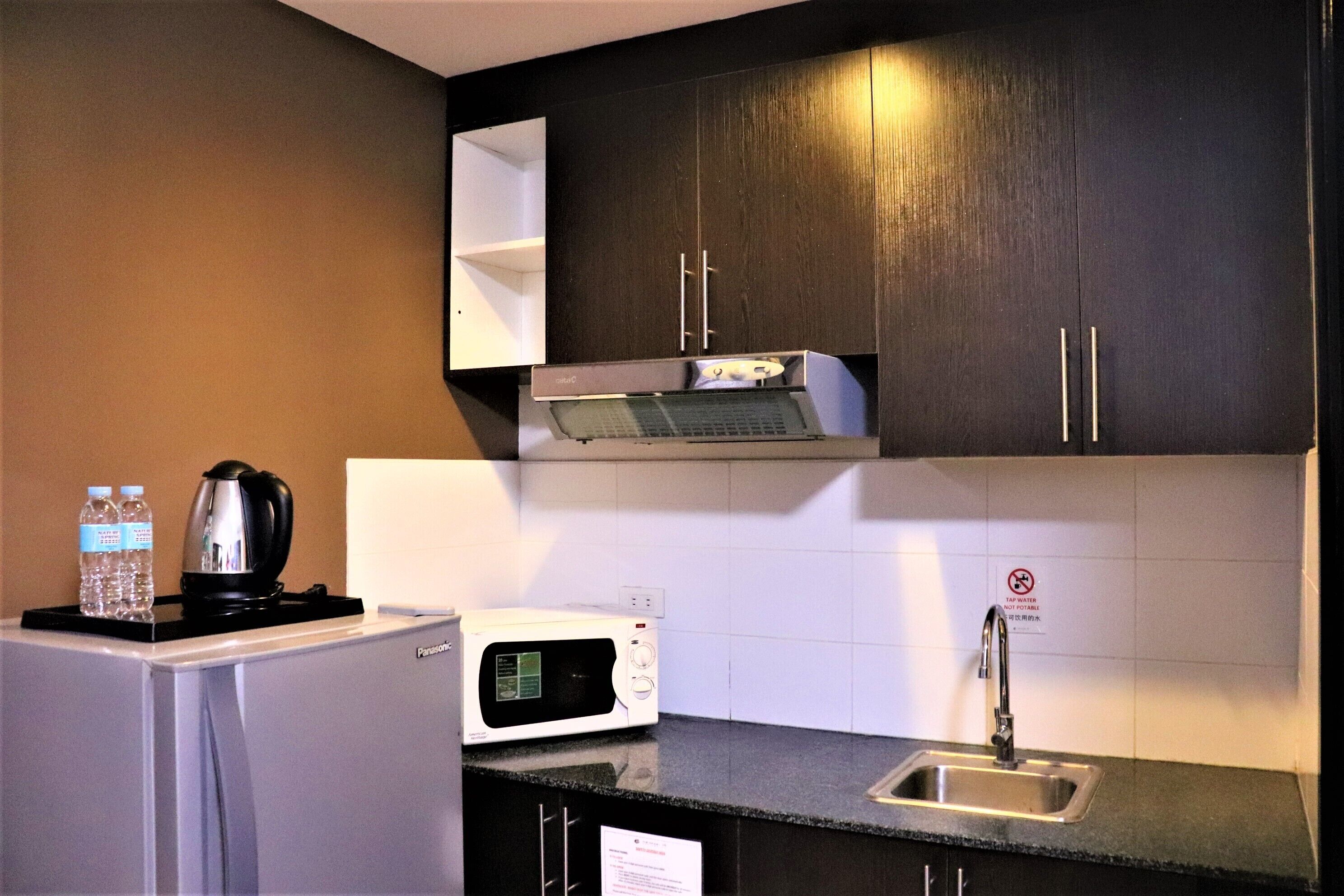Junior Suite, 1 Bedroom | Private kitchenette | Electric kettle