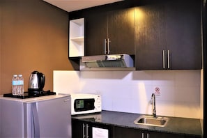 Junior Suite, 1 Bedroom | Private kitchenette | Electric kettle - The Studio 18 Residences (Pasig)